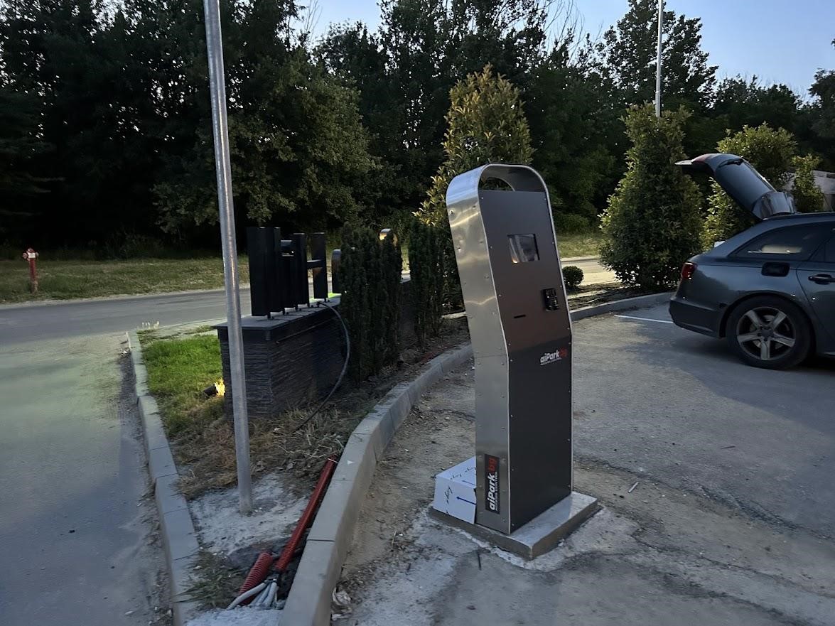 Един от паркоматите, производство на Intelligent Parking, който може да бъде и приложен в тир паркинг система. Моделът е IP Pay Station Z1