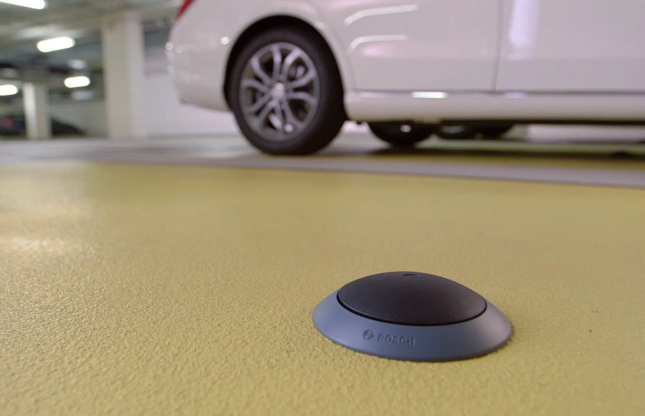 Паркинг сензор за статус на паркомястото, производител Bosch, част от хардуера, който използва Intelligent Parking за тир паркинги.